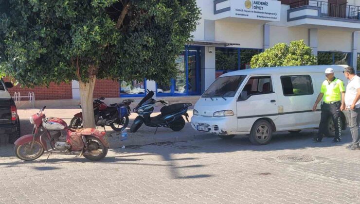 Motosiklet, minibüsün açılan kapısına çarptı: 2 yaralı
