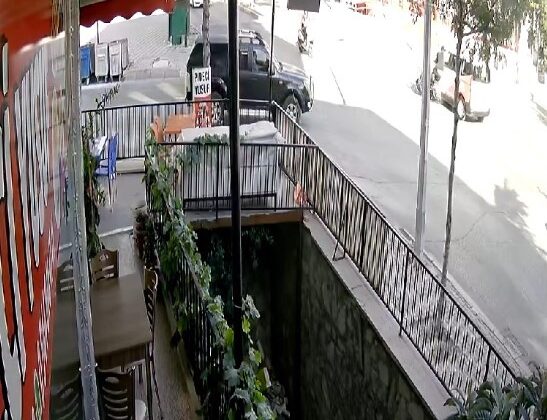 Motosikletle hafif ticari araç çarpıştı, kaza anı kameraya yansıdı