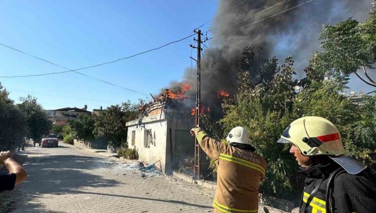 Müstakil evin çatısı alevlere teslim oldu