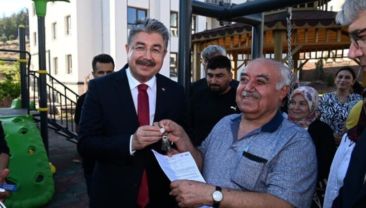 Osmaniye’de 90 deprem konutun daha anahtar teslimi yapıldı