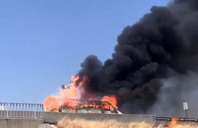 Osmaniye’de kimyasal yüklü kamyonet alev alev yandı