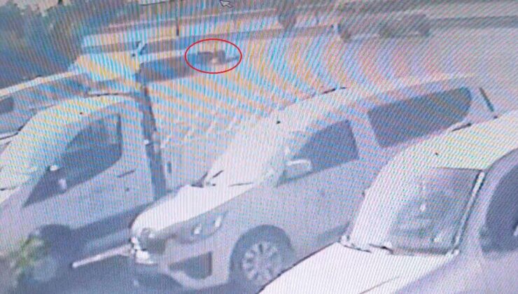 Otomobille çarpışıp savrulan motosiklet sürücüsü ölümden kıl payı kurtuldu