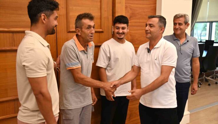Para dolu cüzdanı sahibine ulaştıran belediye çalışanına Başkan Kara’dan ödül