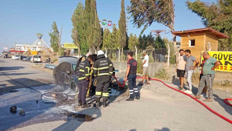Park halindeki otomobil alev alev yandı