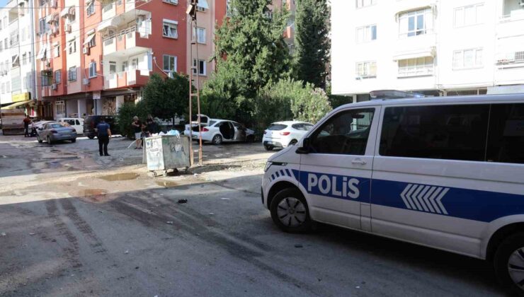 Park halindeki otomobil alev topuna döndü