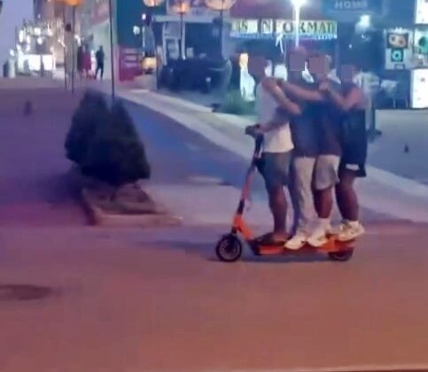 Scooter’a 4 kişi binerek kameraya poz verdiler
