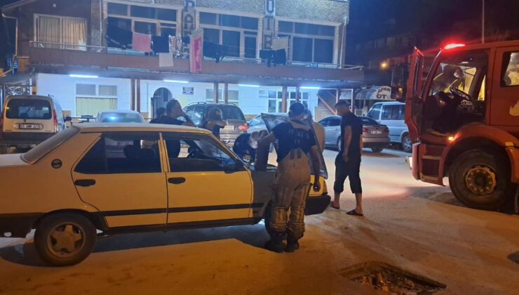 Seyir halindeki aracın motor kısmı alev aldı
