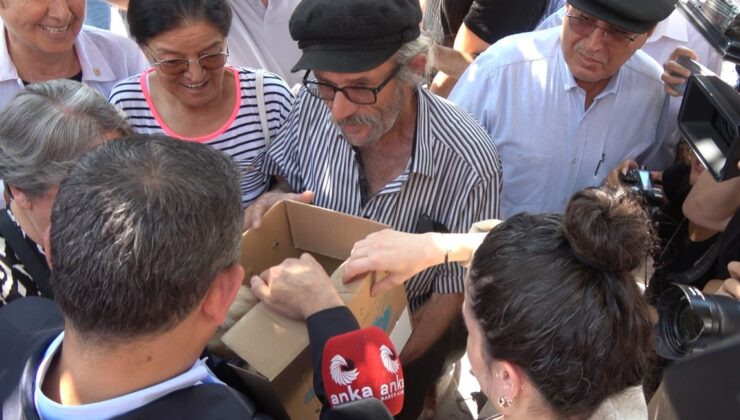 Sokağa bırakmaya kıyamadığı yavru köpeğini CHP Genel Başkanı Özel’e hediye etti
