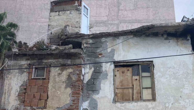 Sürücü 1,5 dakikayla kurtuldu, balkon aracın üzerine göçtü