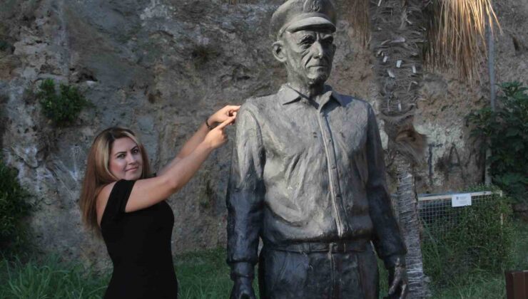Tarihi Kaleiçi’nin simge ismi ‘Mustafa Kaptan’ heykelinin omuzundaki güvercin üçüncü kez ortadan kayboldu