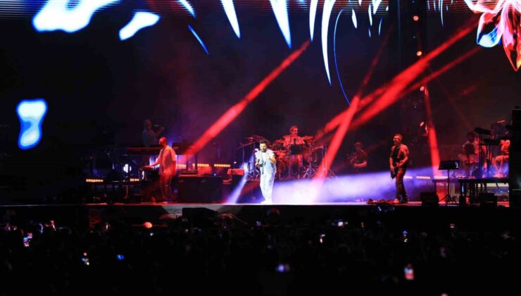 Tarkan ve Ceza, Antalyalı hayranlarıyla buluştu