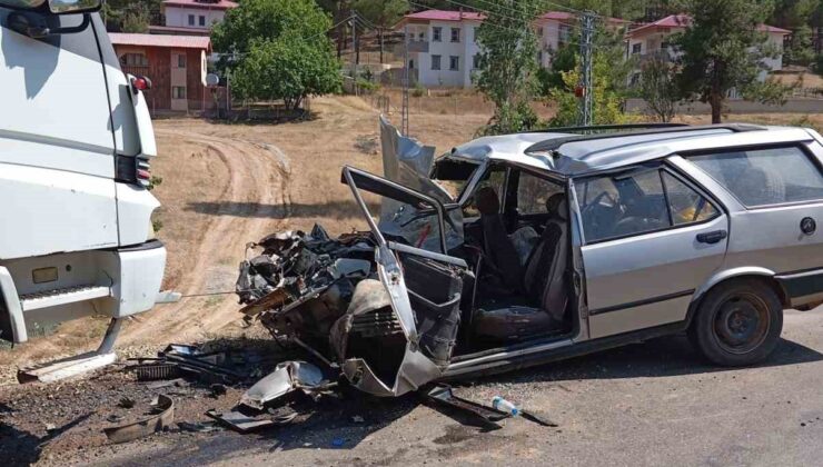 Tarsus’ta kamyon ile otomobil kafa kafaya çarpıştı: 1 yaralı
