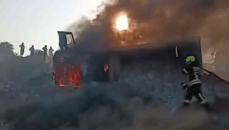 Uçuruma yuvarlanan taş yüklü kamyon alev alev yandı