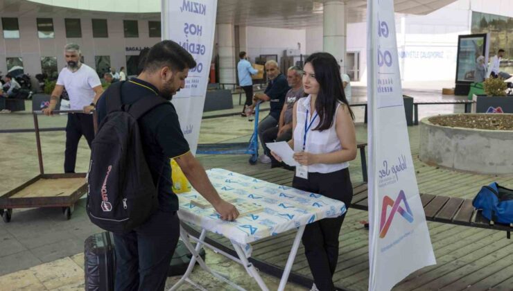 Üniversiteye kayıt için gelen öğrencilere yönelik bilgilendirme stantları açıldı