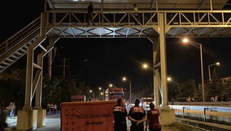 Üst geçide çıkan genci eyleminden vazgeçirmek için 45 dakika dil döktüler