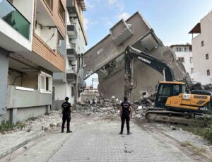 Yıkımı yapılan 5 katlı bina, vatandaşların yaşadığı binanın üzerine devrildi