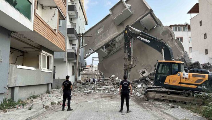 Yıkımı yapılan 5 katlı bina, vatandaşların yaşadığı binanın üzerine devrildi
