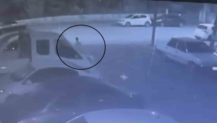 Yolda yürüyen çocuk, park halindeki 4 araca çarpan otomobilden saniyelerle kurtuldu