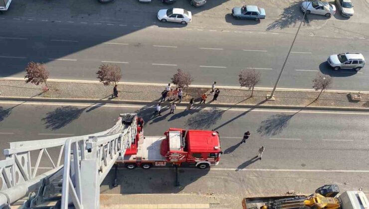 Yük asansörü rüzgara dayanamadı