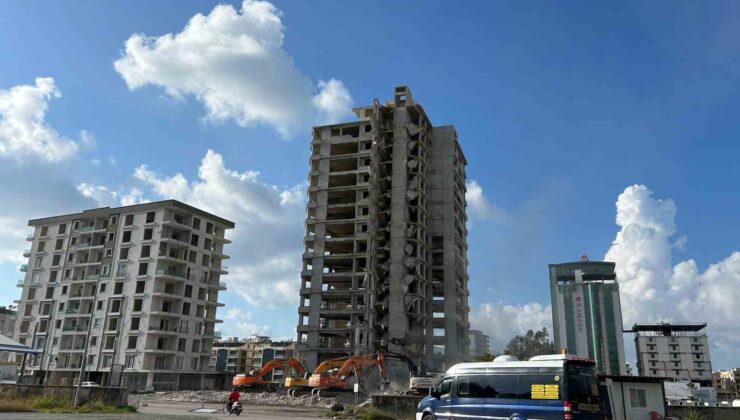 15 katlı binanın yerle bir olduğu anlar kameraya yansıdı