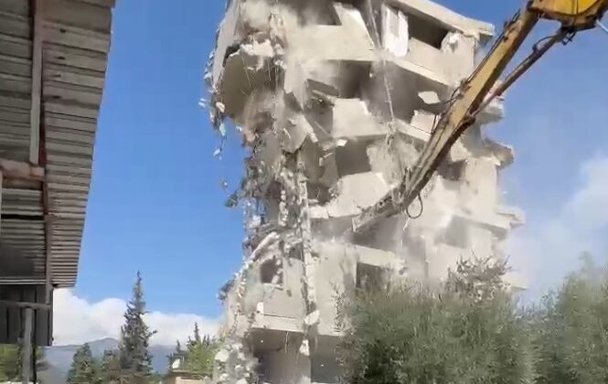 6 katlı binanın iş makinesinin darbesiyle yıkıldığı anlar kamerada