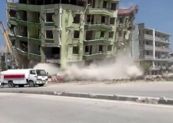 7 katlı binanın yıkılma anı saniye saniye kameraya yansıdı