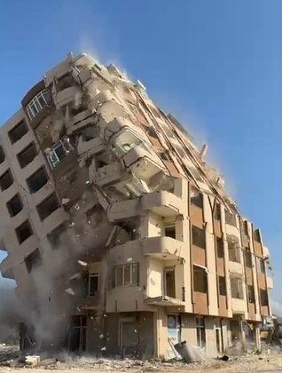 8 katlı bina iş makinesinin darbesiyle kağıt gibi yerle bir oldu