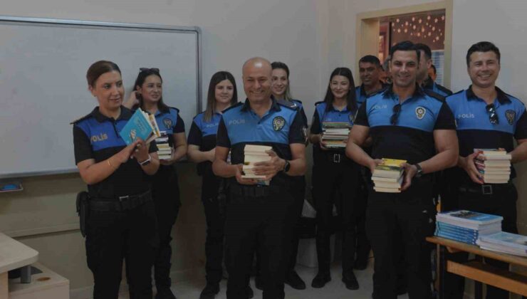 Adana polisi önce kitap dağıttı, sonra da çocuklarla okudu
