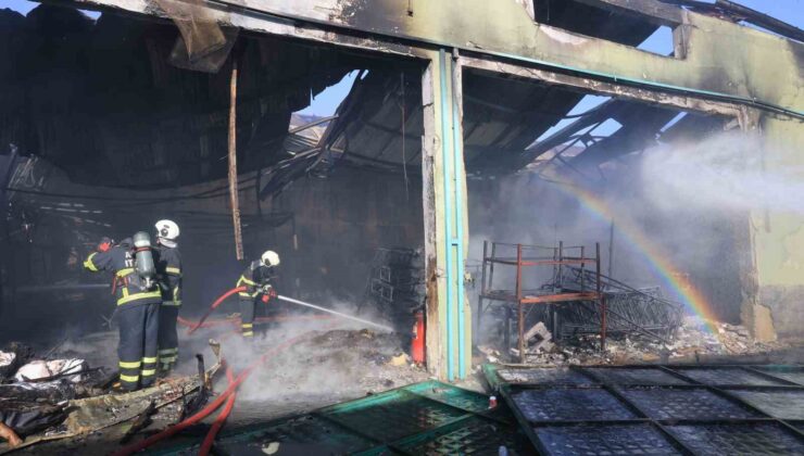 Adana’da mobilyacıda korkutan yangın, iş yeri küle döndü