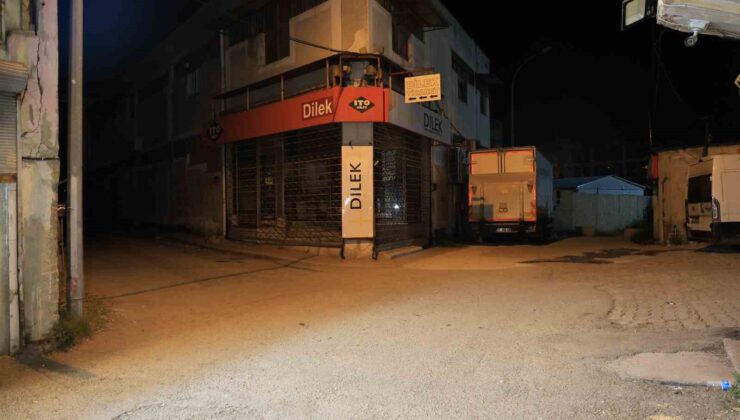 Adana’da motosikletli şüpheliler sokak ortasında bir kişiyi silahla öldürüp kaçtı