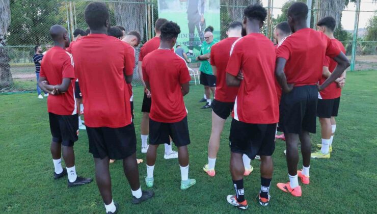 Adanaspor’da antrenman öncesi Sol Bamba anısına saygı duruşu yapıldı