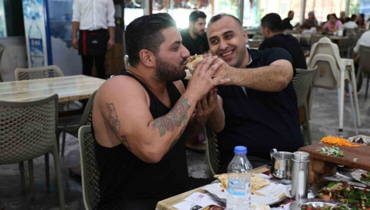 Adana’ya gelen turistler kebap yemeden dönmüyor