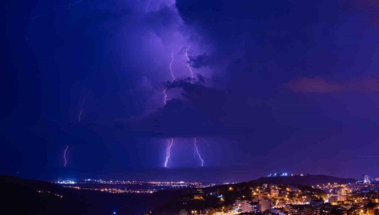 Akdeniz’de şimşeklerin dansı geceyi aydınlattı