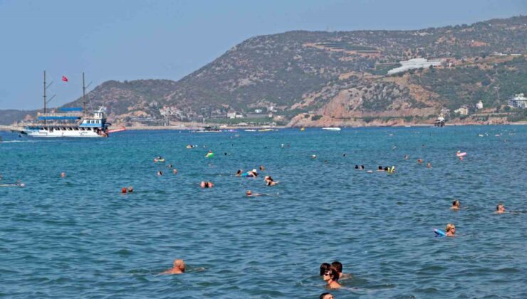 Alanya’da 2 gün aradan sonra güneşi gören tatilciler plajlara akın etti