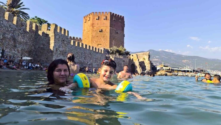Alanya’da tarihi Kızılkule’nin gölgesinde deniz keyfi