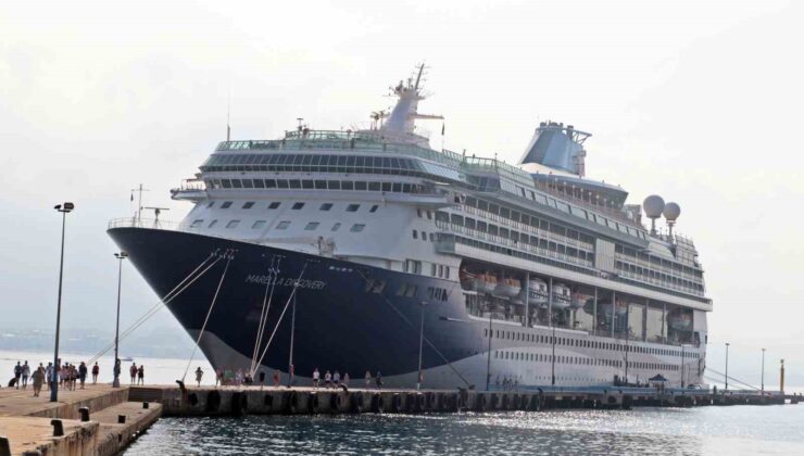 Alanya’ya demirleyen lüks gemide bin 748 turist karaya ayak bastı