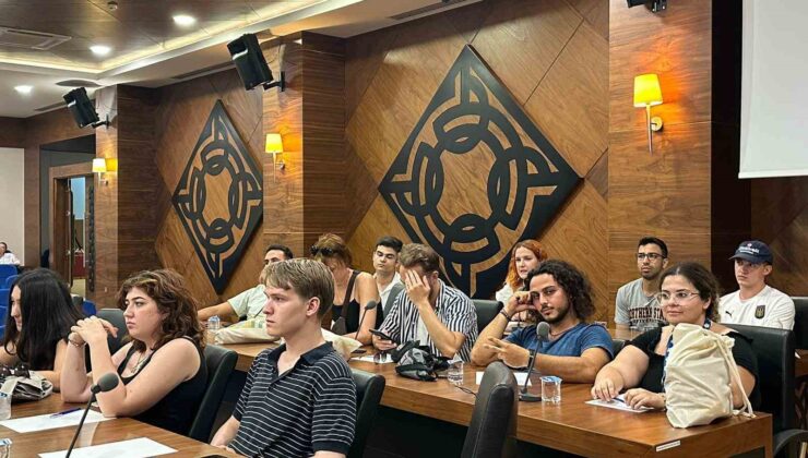 Alman ve Türk gençler Konyaaltı Meclisi’nde siyaseti konuştu