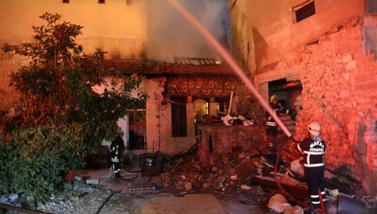 Antakya’da metruk bina alevlere teslim oldu