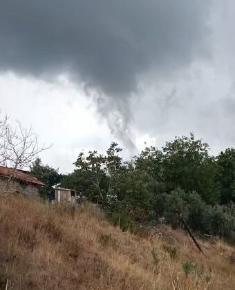 Antalya’da ormanlık alanda oluşan hortum kısa süreli paniğe yol açtı