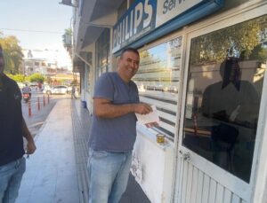 Antalya’da sabah dükkanını açan esnaf, kapıya konan siftah zarfıyla şaşırdı