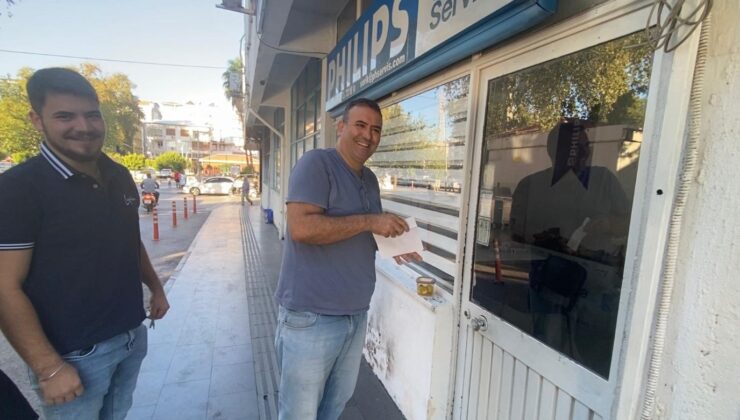 Antalya’da sabah dükkanını açan esnaf, kapıya konan siftah zarfıyla şaşırdı