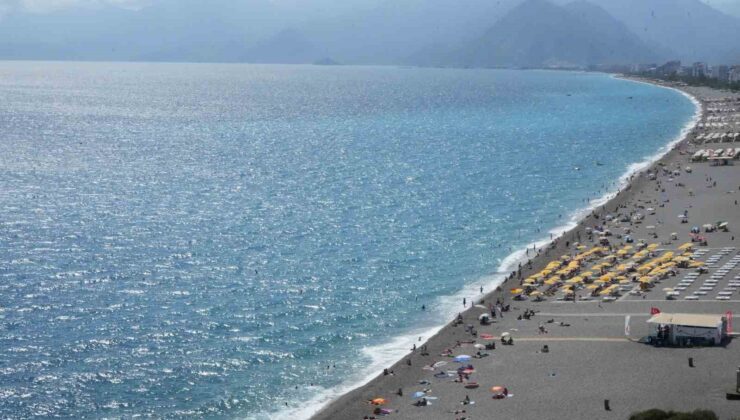 Antalya’da tatilciler dalgalarla keyifli dakikalar yaşadı