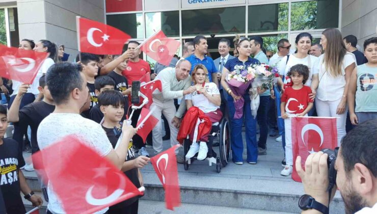 Bronz madalya kazanan milli sporcu Nazmiye Muratlı, Hatay’da coşkuyla karşılandı