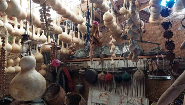 Burdur’da 20 yıldır topladığı köyüne ait eşyaları evinin bahçesinde sergiliyor