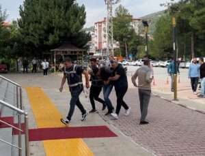 Burdur’da arabasının önünü kesip halasının oğlunu öldüren genç ve eşi tutuklandı