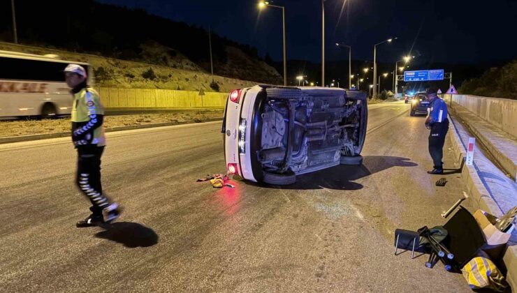 Burdur’da bordür taşına çarpan otomobil devrildi, sürücü olay yerinden kaçtı