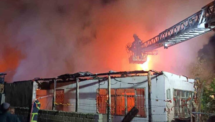 Burdur’da gece çıkan yangında ev alev alev yandı