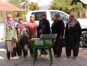 Büyükşehirden Elmalılı kadınlara salça makinesi desteği