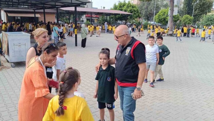 Çocuk polisi okul önlerinde sıkı denetimde