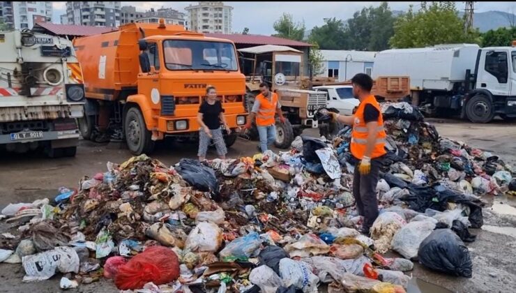 Cüzdanını yanlışlıkla çöpe atan kadın için temizlik görevlileri seferber oldu
